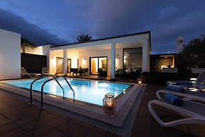 Villa Sleeps 6 With Pool Private & Sauna