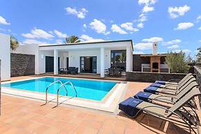 Villa Sleeps 6 With Pool Private & Sauna