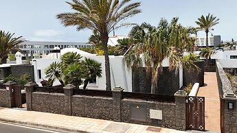 Villa Sleeps 6 With Pool Private & Sauna