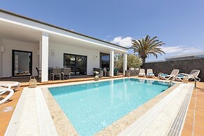 Villa Sleeps 6 With Pool Private & Sauna
