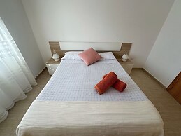 2 Bed House - Sleeps 4 - Pool - Terrace - Parking