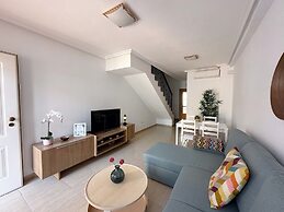 2 Bed House - Sleeps 4 - Pool - Terrace - Parking