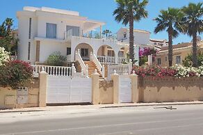 3-bed Villa Sleeps 8 With Private Pool
