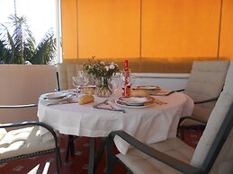 Penthouse Sleeps 4 With Private Garden