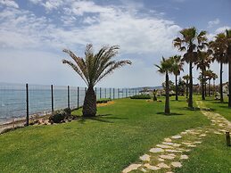 Captivating 2-bed Apartment First Line Beach