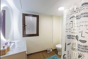 3 Bed Apartment Sleeps 6 - Free Parking & Balcony
