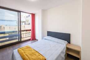 3 Bed Apartment Sleeps 6 - Free Parking & Balcony