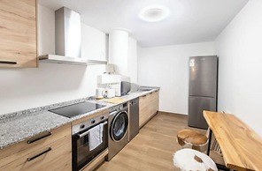 3 Bed Apartment Sleeps 6 - Free Parking & Balcony