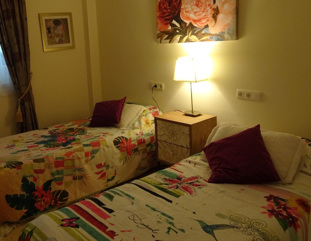 Elviria 2-bed Apt, Sleeps 4, Pool, 20m to Beach