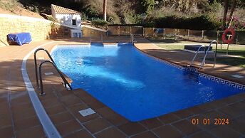 Elviria 2-bed Apt, Sleeps 4, Pool, 20m to Beach