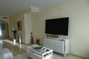 Elviria 2-bed Apt, Sleeps 4, Pool, 20m to Beach