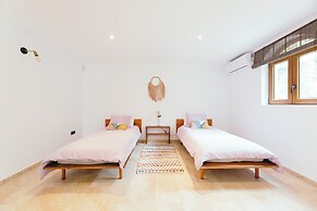 Luxurious 5 Bedroom Villa With Waterfall Closeby