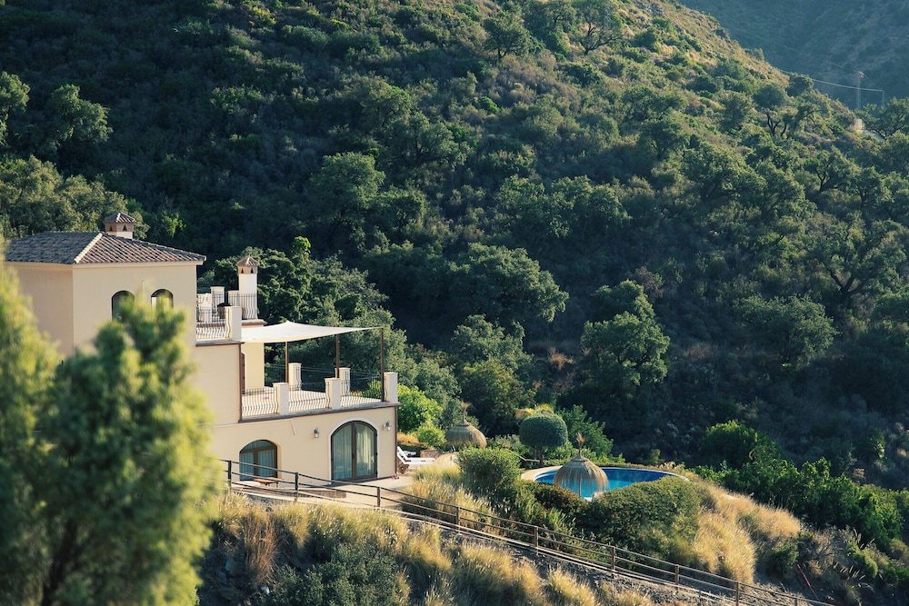 Luxurious 5 Bedroom Villa With Waterfall Closeby