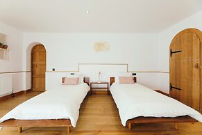 Luxurious 5 Bedroom Villa With Waterfall Closeby