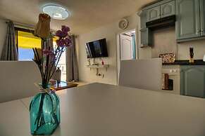 Apartment - Sleeps 4 - Jacuzzi - Terrace - Pool