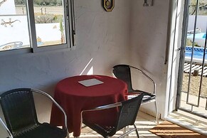 2-bed Villa Sleeps 5 - Private Pool & Free Parking