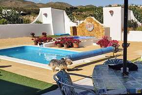 2-bed Villa Sleeps 5 - Private Pool & Free Parking