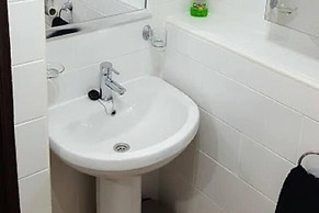 2-bed Villa Sleeps 5 - Private Pool & Free Parking