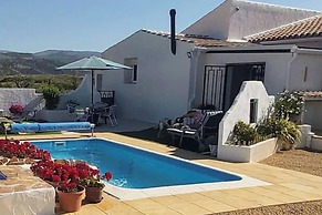 2-bed Villa Sleeps 5 - Private Pool & Free Parking