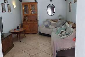 2-bed Villa Sleeps 5 - Private Pool & Free Parking