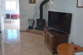 2-bed Villa Sleeps 5 - Private Pool & Free Parking