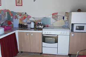 2-bed Villa Sleeps 5 - Private Pool & Free Parking