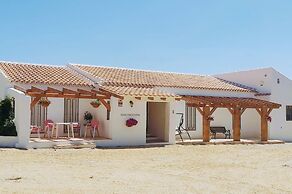 2-bed Villa Sleeps 5 - Private Pool & Free Parking