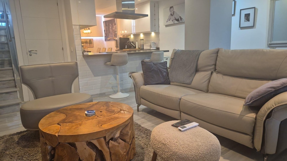 Newly Refurbished Luxury 3 Bed Duplex Apartment