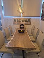 Newly Refurbished Luxury 3 Bed Duplex Apartment