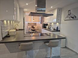 Newly Refurbished Luxury 3 Bed Duplex Apartment