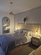 Newly Refurbished Luxury 3 Bed Duplex Apartment