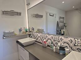 Newly Refurbished Luxury 3 Bed Duplex Apartment
