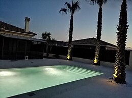 Villa - Sleeps 4 - Pool - Patio - Parking