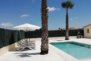Villa - Sleeps 4 - Pool - Patio - Parking