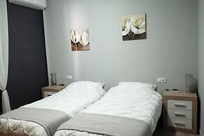 Villa - Sleeps 4 - Pool - Patio - Parking