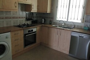 Villa - Sleeps 4 - Pool - Patio - Parking