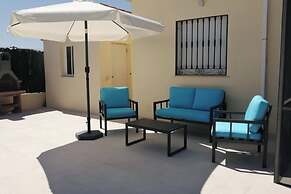 Villa - Sleeps 4 - Pool - Patio - Parking