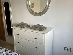 2 Bed-sleeps 4-private Patio-pool-aircon