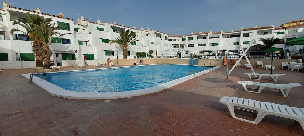 Alondras Park - Sleeps 2 - Parking - Pool