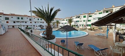 Alondras Park - Sleeps 2 - Parking - Pool