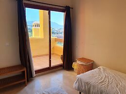 3 Bed Penthouse - Sleeps 8 - Pool - Sea View