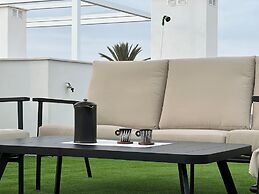 Outstanding 2 bed Apartment With Rooftop sea Views