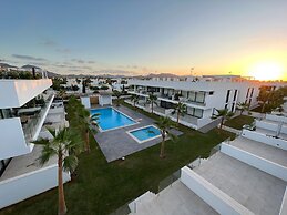 Outstanding 2 bed Apartment With Rooftop sea Views