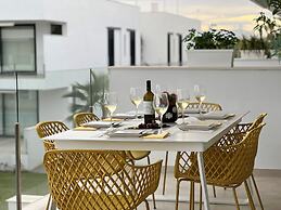 Outstanding 2 bed Apartment With Rooftop sea Views