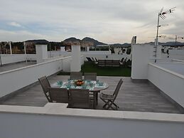 Outstanding 2 bed Apartment With Rooftop sea Views