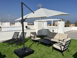 Outstanding 2 bed Apartment With Rooftop sea Views