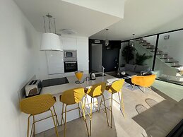 Outstanding 2 bed Apartment With Rooftop sea Views