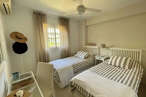 Townhouse - Sleeps 4 - Pool - Playground