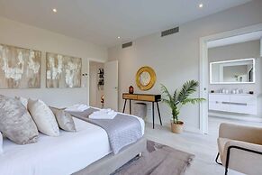 Modern Four Bedroom House With Golf Course Views