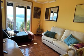 2 Bed Apt Sleeps 4 - Two TVs - Free Parking